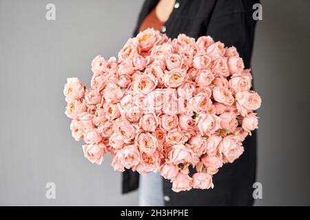 Roses en forme de pivoine.Beau bouquet mono de fleurs dans la main de femme.Concept de boutique florale .Beau bouquet frais.Livraison de fleurs Banque D'Images