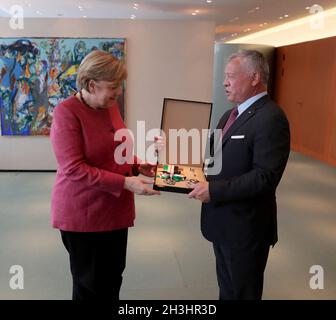 Berlin, Allemagne.27 octobre 2021.Le roi Abdallah II de Jordanie accorde l'ordre du Grand cordon d'Al Nahda (ordre de la Renaissance) à la chancelière allemande Angela Merkel, à Berlin, en Allemagne, le 27 octobre 2021.Le Palais royal a annoncé que c'était pour ses efforts visant à renforcer l'amitié et à élargir la coopération entre la Jordanie et l'Allemagne.Photo de Balkis Press/ABACAPRESS.COM Credit: Abaca Press/Alay Live News Banque D'Images