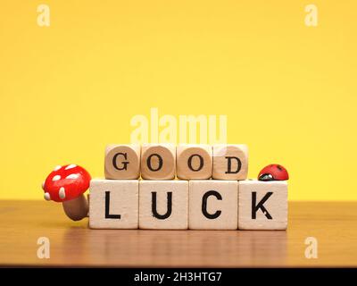 Bonne chance sur les blocs de bois et la décoration sur un fond jaune, le concept du nouvel an ou de l'anniversaire Banque D'Images