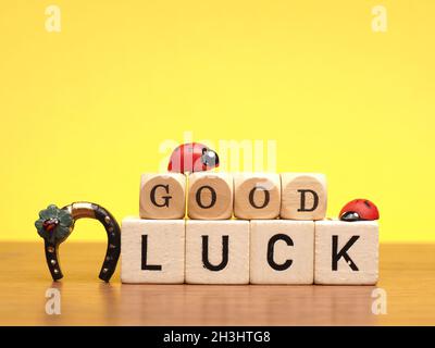 Bonne chance sur les blocs de bois et la décoration sur un fond jaune, le concept du nouvel an ou de l'anniversaire Banque D'Images