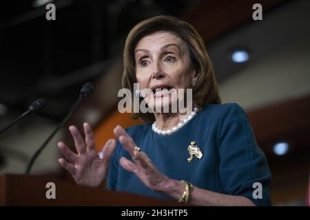 Washington, États-Unis.28 octobre 2021.La Présidente de la Chambre des représentants des États-Unis Nancy Pelosi (démocrate de Californie) fait des remarques lors de sa conférence de presse hebdomadaire au Capitole des États-Unis à Washington, DC, Etats-Unis, le jeudi 28 octobre 2021.Photo de Rod Lamkey/CNP/ABACAPRESS.COM crédit: Abaca Press/Alay Live News Banque D'Images