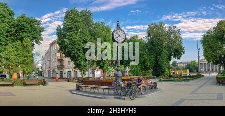 Ternopil, Ukraine 06.07.2021.Horloge tripartite sur le boulevard Taras Shevchenko à Ternopil, en Ukraine, le matin ensoleillé de l'été Banque D'Images