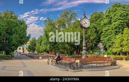 Ternopil, Ukraine 06.07.2021.Horloge tripartite sur le boulevard Taras Shevchenko à Ternopil, en Ukraine, le matin ensoleillé de l'été Banque D'Images