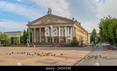 Ternopil, Ukraine 06.07.2021.Théâtre de Drama à Ternopil, en Ukraine, le matin ensoleillé de l'été Banque D'Images