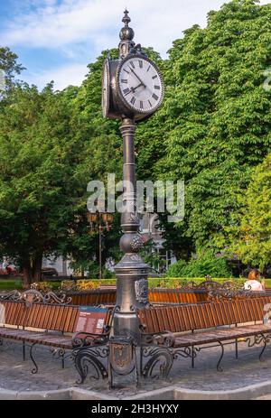 Ternopil, Ukraine 06.07.2021.Horloge tripartite sur le boulevard Taras Shevchenko à Ternopil, en Ukraine, le matin ensoleillé de l'été Banque D'Images