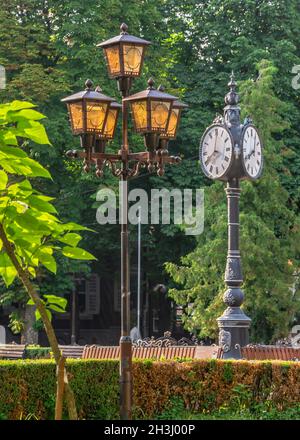 Ternopil, Ukraine 06.07.2021.Horloge tripartite sur le boulevard Taras Shevchenko à Ternopil, en Ukraine, le matin ensoleillé de l'été Banque D'Images