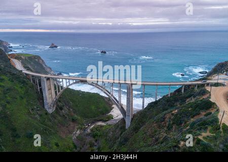 Bixby Creek Bridge, également connu sous le nom de Bixby Canyon Bridge, sur la côte de Big sur en Californie, est l'un des ponts les plus photographiés de Californie Banque D'Images