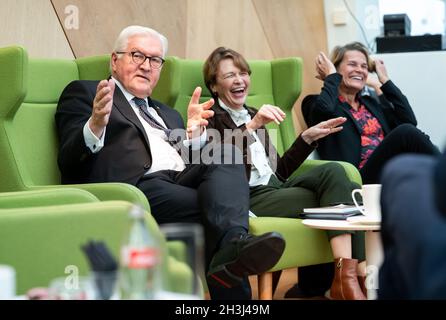 Dublin, Irlande.28 octobre 2021.Le président fédéral Frank-Walter Steinmeier (l) et sa femme Elke Büdenbender discutent avec Anna Engelke (2e à partir de la gauche), porte-parole du président fédéral, au cours d'une discussion de fond avec des journalistes voyageant avec eux.Le président Steinmeier et sa femme sont en Irlande pour une visite d'État de trois jours.Credit: Bernd von Jutrczenka/dpa/Alamy Live News Banque D'Images