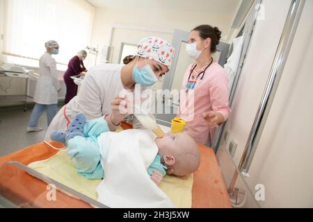 Un nouveau-né est nourri par une infirmière dans un hôpital.Département des enfants de l'hôpital pour nouveau-nés. Banque D'Images