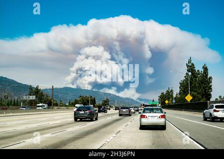 Le début d'un énorme feu de forêt dans les montagnes San Gabriel, le complexe incendie, le 20 juin 2016 pris de l'autoroute 210 à Pasadena, Californie Banque D'Images