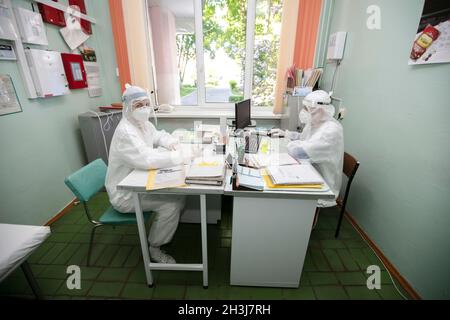 Biélorussie, la ville de Gomil 31 mai 2021 Hôpital régional.Les médecins en costume de protection pendant l'infection à coronavirus travaillent au service des urgences. Banque D'Images