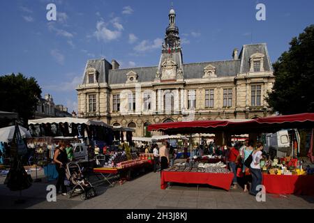 FRANCE, VIENNE (86), POITIERS, HÔTEL DE VILLE, PLACE LECLERC Banque D'Images