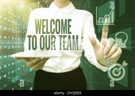 Affiche Bienvenue dans notre équipe.Concept Internet Présentation d'une autre personne à votre équipe copains Lady en uniforme téléphone de maintien bouton virtuel Banque D'Images