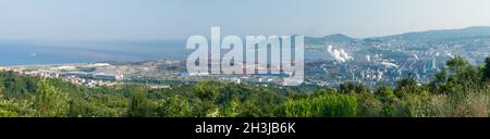 Vue panoramique du quartier d'Eregli depuis le sommet.Eregli un matin d'été.Zonguldak, Turquie Banque D'Images