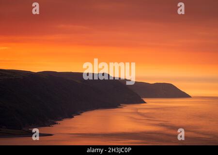 Magnifique coucher de soleil d'octobre au départ de Bossington Hill Exmoor avec vue sur Porlock Bay, Somerset sud-ouest de l'Angleterre Banque D'Images