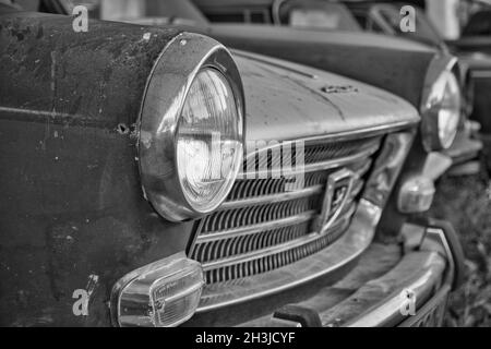 51143 COLOGNE, ALLEMAGNE - 25 juillet 2021 : un gros plan en niveaux de gris d'un Oldtimer de la marque Peugeot 404 à Cologne, Allemagne Banque D'Images