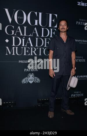 Mexico, Mexique.28 octobre 2021.Le chanteur Caloncho pose pour des photos pendant le tapis noir du Vogue Day of the Dead Gala au Centre de design allemand.Le 28 octobre 2021 à Mexico, Mexique.(Photo de Carlos Tischler/ crédit: EYEPIX Group/Alamy Live News Banque D'Images