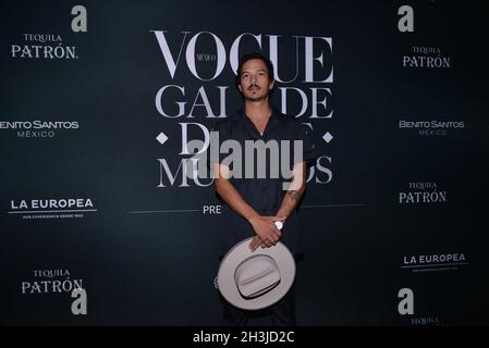 Mexico, Mexique.28 octobre 2021.Le chanteur Caloncho pose pour des photos pendant le tapis noir du Vogue Day of the Dead Gala au Centre de design allemand.Le 28 octobre 2021 à Mexico, Mexique.(Photo de Carlos Tischler/ crédit: EYEPIX Group/Alamy Live News Banque D'Images