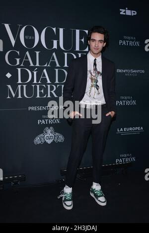 Mexico, Mexique.28 octobre 2021.Sebastián Poza pose pour des photos pendant le tapis noir du Vogue Day of the Dead Gala au Centre de design allemand.Le 28 octobre 2021 à Mexico, Mexique.(Photo de Carlos Tischler/ crédit: EYEPIX Group/Alamy Live News Banque D'Images