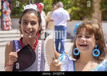 MALAGA, ESPAGNE - Août 14 : Les petites filles en robe style flamenco de Malaga à la foire d'août, 14 août 2009 à Malaga, Espagne Banque D'Images