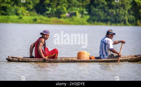 LORETO, PÉROU - JANVIER 02 sections locales non identifié : pêcher dans la rivière au milieu de la forêt amazonienne, le Janvier 02, 2010 Banque D'Images