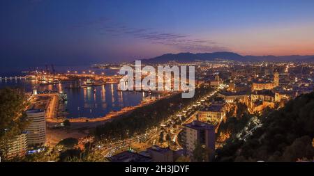 Vue panoramique vue de nuit de la ville de Malaga, Espagne Banque D'Images