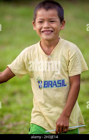 LORETO, PÉROU - 02 janvier : les enfants non identifiés qui pose pour appareil photo dans un petit village au milieu de la forêt tropicale amazonienne, Banque D'Images