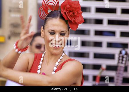 MALAGA, ESPAGNE - Août 14 : Les danseurs de flamenco robe de style à la foire d'août Malaga, 14 août 2009 à Malaga, Espagne Banque D'Images