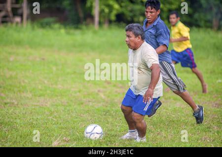 LORETO, PÉROU - 02 janvier : les gens non identifiés à jouer au football dans un petit village au milieu de la forêt tropicale amazonienne, sur J Banque D'Images