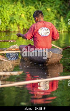 LORETO, PÉROU - JANVIER 02 sections locales non identifié : pêcher dans la rivière au milieu de la forêt amazonienne, le Janvier 02, 2010 Banque D'Images