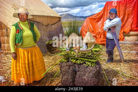 TITICACA, PÉROU - DEC 29 : femme indienne et les hommes d'influence ses marchandises sur une île de reed Uros du Lac Titicaca, le 29 décembre 2013 en Banque D'Images