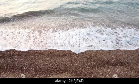 Les vagues sur le bord de la mer Banque D'Images