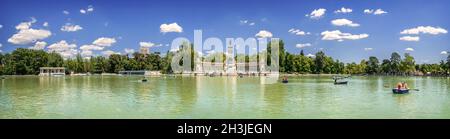 Vue panoramique de monument à Alfonso XII, parc del Buen Retiro, et le lac, Madrid, Espagne Banque D'Images