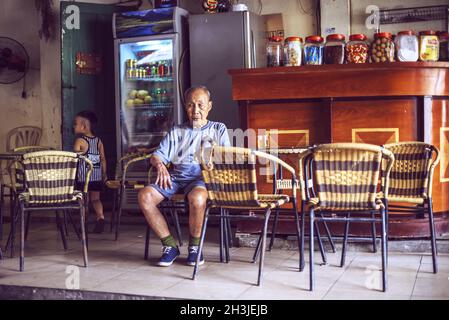 HANOÏ - 19 JUIN 2015 : des hommes vietnamiens de sureau non identifiés et un petit enfant dans un bar de rue, le 19 juin 2015 à Hanoi, Vietnam Banque D'Images