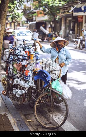 Hanoi, Vietnam - Mai 2, 2015 : la rue du marché vietnamien dame de vendeur, le 2 mai 2015, à Hanoi, Vietnam Banque D'Images