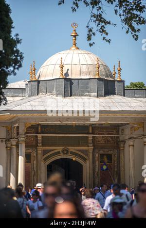 ISTANBUL, TURQUIE - 07 juillet : les visiteurs dans le palais de Topkapi sur Juillet 07, 2014, à Istanbul, Turquie Banque D'Images