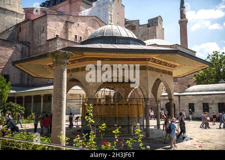 ISTANBUL, TURQUIE - 07 juillet : les visiteurs à l'intérieur de la mosquée Sainte-Sophie, 07 juillet 2014, à Istanbul, Turquie Banque D'Images