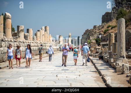 Éphèse, TURQUIE - 19 AOÛT 01 : les visiteurs dans Curetes sur rue 01 août, 2014 à Éphèse, Turquie. Ephèse contient la plus grande Banque D'Images