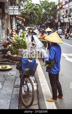 Hanoi, Vietnam - Mai 2, 2015 : la rue du marché vietnamien dame de vendeur, le 2 mai 2015, à Hanoi, Vietnam Banque D'Images