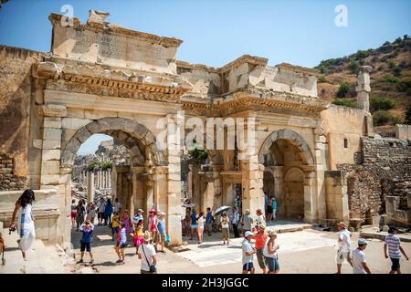 Éphèse, TURQUIE - 19 AOÛT 01 : les visiteurs dans Curetes sur rue 01 août, 2014 à Éphèse, Turquie. Ephèse contient la plus grande Banque D'Images