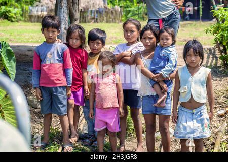 LORETO, PÉROU - 02 janvier : les enfants non identifiés qui pose pour appareil photo dans un petit village au milieu de la forêt tropicale amazonienne, Banque D'Images