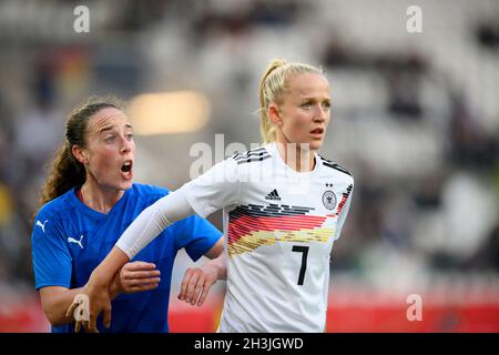 Lea SCHUELLER r.(GER) garde Noam ACHTEL (ISR) à distance, duels, action, football Laenderspiel femmes, qualification de coupe du monde,Allemagne (GER) - Israël (ISR) 7: 0, le 26 octobre 2021 à Essen/Allemagne.Â Banque D'Images