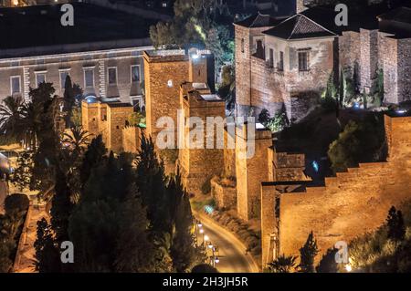 Vue de la nuit de l'Alcazaba, ancien château musulman, dans la ville de Malaga, Espagne Banque D'Images