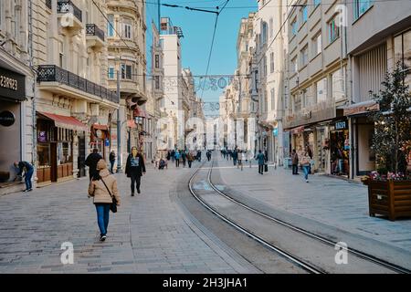 L'une des avenues les plus connues d'istanbul : la rue istiklal en début de matinée et n'est pas surpeuplée comme d'habitude en raison de la protection contre les pandémies Banque D'Images