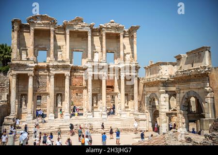 Éphèse, TURQUIE - 19 AOÛT 01 : les visiteurs dans Curetes sur rue 01 août, 2014 à Éphèse, Turquie. Ephèse contient la plus grande Banque D'Images