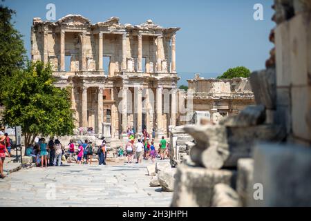 Éphèse, TURQUIE - 19 AOÛT 01 : les visiteurs dans Curetes sur rue 01 août, 2014 à Éphèse, Turquie. Ephèse contient la plus grande Banque D'Images