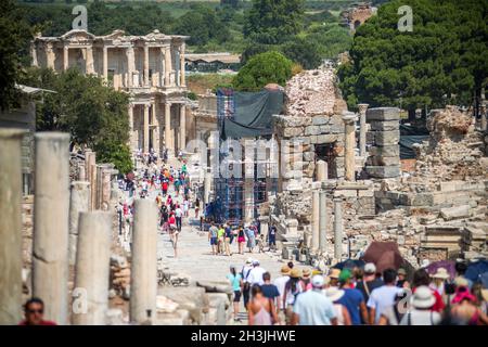 Éphèse, TURQUIE - 19 AOÛT 01 : les visiteurs dans Curetes sur rue 01 août, 2014 à Éphèse, Turquie. Ephèse contient la plus grande Banque D'Images