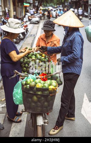 Hanoi, Vietnam - Mai 2, 2015 : la rue du marché vietnamien dame de vendeur, le 2 mai 2015, à Hanoi, Vietnam Banque D'Images