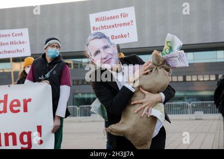 Berlin, Allemagne.29 octobre 2021.Lors de la manifestation, les manifestants portaient des masques de Bjoern Hoecke et Erika Steinbach.Berlin, Allemagne, le 29 octobre 2021.(Photo de Michael Kuenne/PRESSCOV/Sipa USA) crédit: SIPA USA/Alay Live News Banque D'Images