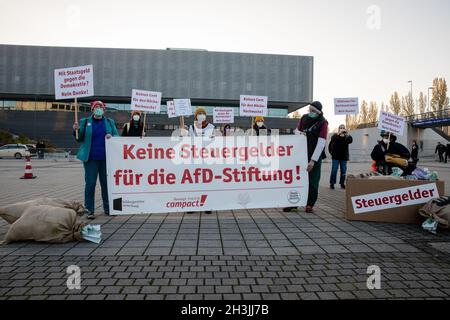 Berlin, Allemagne.29 octobre 2021.Manifestants devant le CityCube Berlin, protestant contre la Fondation Desiderius-Erasmus.Berlin, Allemagne, le 29 octobre 2021.(Photo de Michael Kuenne/PRESSCOV/Sipa USA) crédit: SIPA USA/Alay Live News Banque D'Images